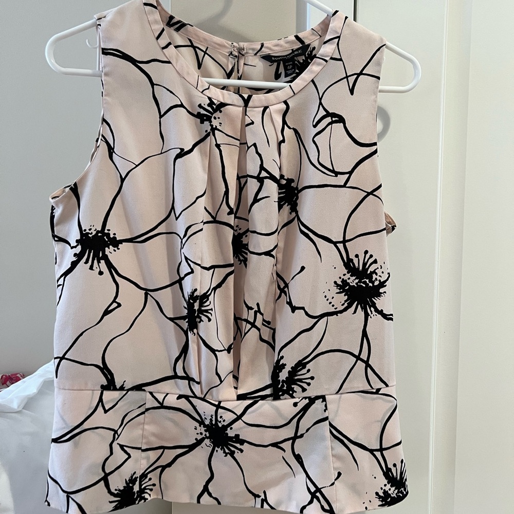 Banana Republic Factory sleeveless work blouse, cream and black design, size 4 P